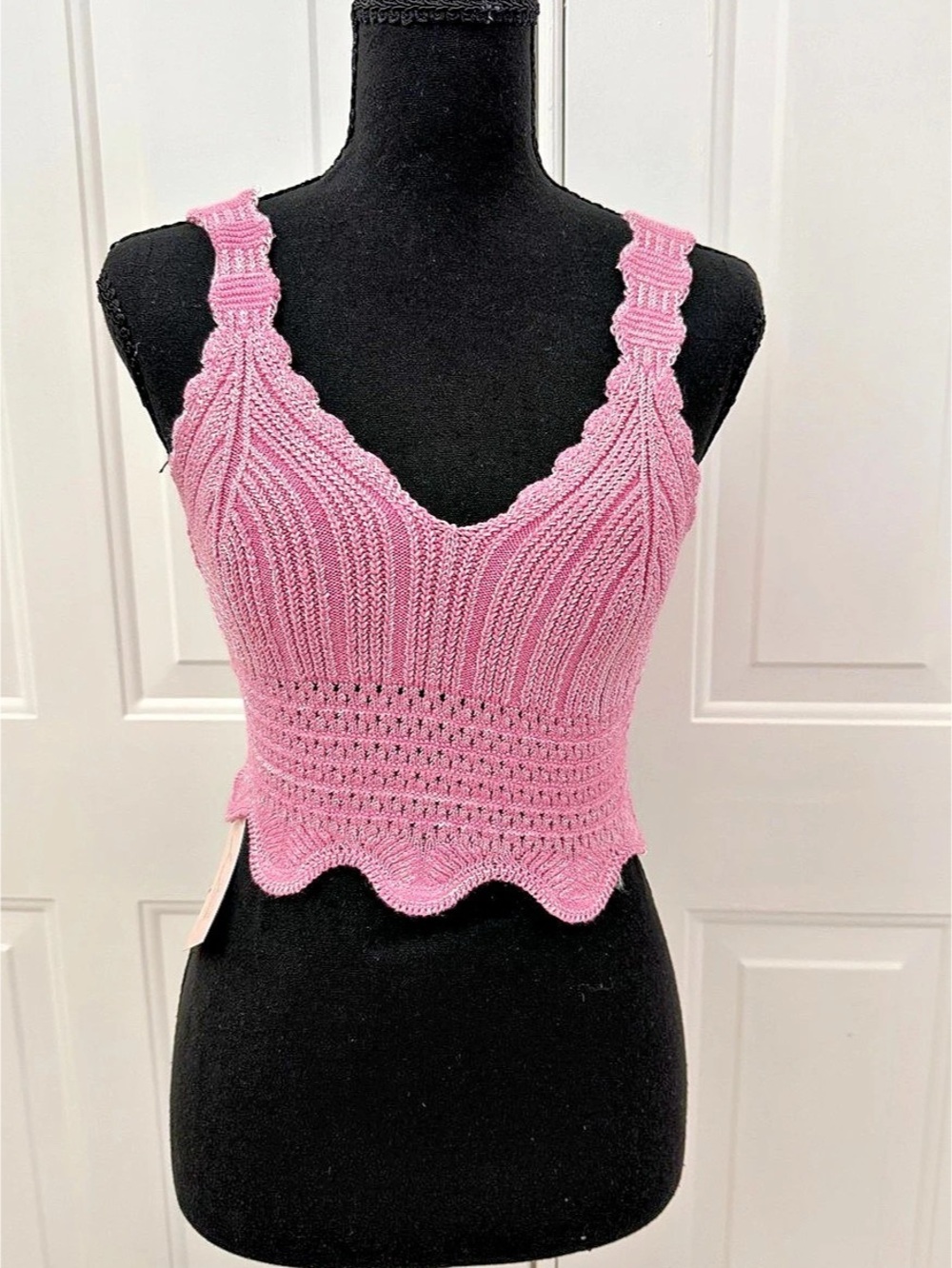 La Belle Pink Knit Scalloped Crop Top Size Medium NWT